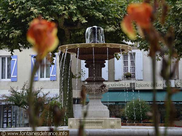 fontaines de France : fontaine-castelmoronsurlot