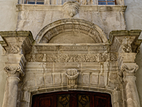 fontaines de France : Fronton du portail