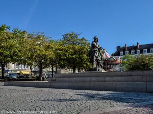 La Fontaine-Monument Jeanne Hachette