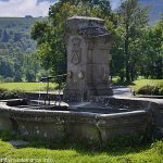La Fontaine à l'entrée du Bourg