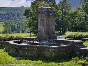 La Fontaine à l'entrée du Bourg