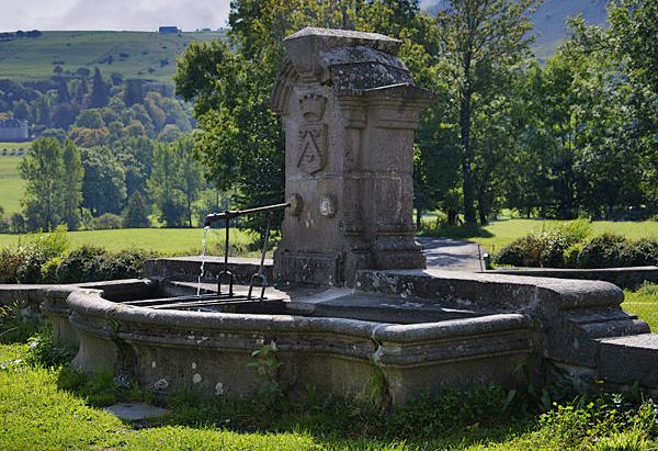 La Fontaine à l'entrée du Bourg