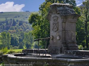 La Fontaine à l'entrée du Bourg