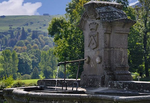 La Fontaine à l’entrée du Bourg
