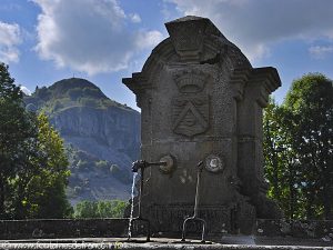 La Fontaine à l'entrée du Bourg