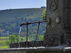 La Fontaine à l'entrée du Bourg