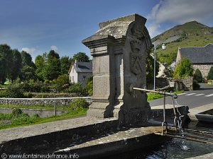La Fontaine à l'entrée du Bourg