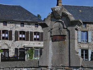 La Fontaine à l'entrée du Bourg