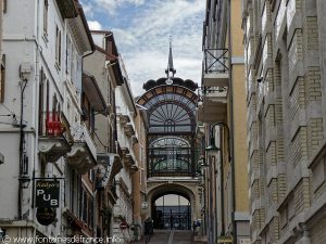 Sortie de l'Ancienne Buvette rue Nationale