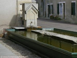 La fontaine Place des Anciennes Casernes