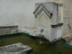 La fontaine Place des Anciennes Casernes