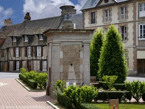 La Fontaine Place de La Fontaine de Fervaques