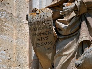Détail du parchemin tenu par St-Jean