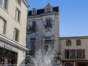 La Fontaine rue Bourg Neuf