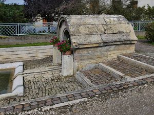 La Fontaine et le lavoir rue de la Fontaine