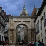 La Porte Noire et clocher de la Cathédrale St-Jean