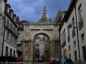 La Porte Noire et clocher de la Cathédrale St-Jean