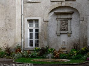 La Fontaine cour de la Mairie