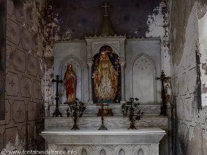 Statue de la Vierge au dessus de l'autel