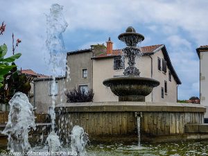 La Fontaine Place de la Croix Blanche