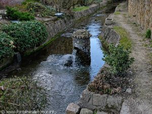 Petite fontaine dans le cour d'eau