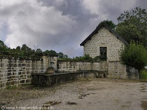 La Fontaine Abreuvoir Hameau de la Chaleur