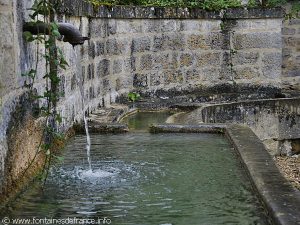 La Fontaine Abreuvoir Hameau de la Chaleur