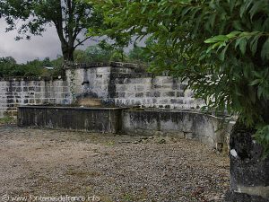La Fontaine Abreuvoir Hameau de la Chaleur