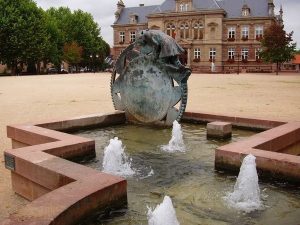 La Fontaine Place du Château