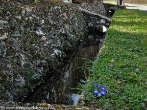 Canal longeant les jardins