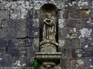 Statue de la façade de la chapelle