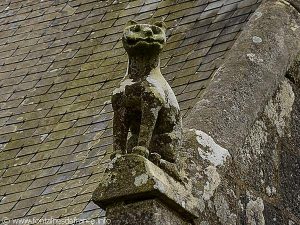 Sculpture du bord du pignon de la chapelle