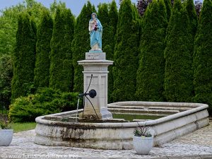 La Fontaine de la Vierge à l'Enfant