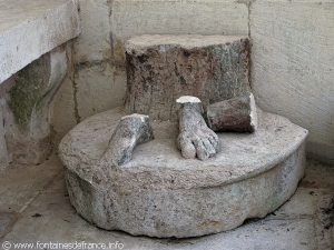 Anciens pieds de la statue