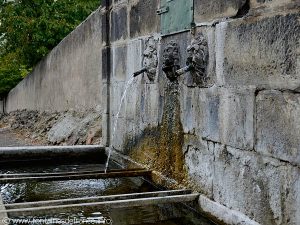 La Fontaine des Trois TêtesLa Fontaine des Trois Têtes