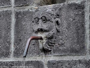 La Fontaine Square du Château