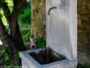 Fontaine sur autre partie de la Place Pommier