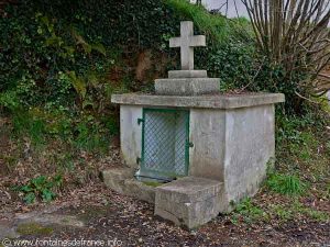 La Fontaine avec crucifix