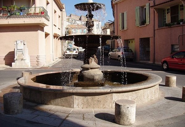 Les Fontaines rue Gambetta et Place du Bassin Rond