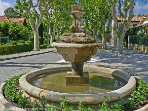 La Fontaine aux Dauphins