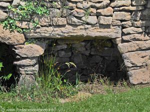 La Fontaine-abreuvoir de Létrade