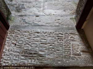 Pierre tombale sous le porche