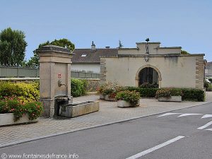 La Fontaine et le Lavoir Place de l'Eglise