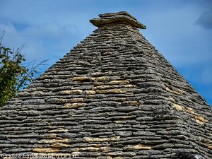 La toiture de la fontaine