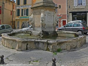 La Fontaine Place des Héros et Martyrs