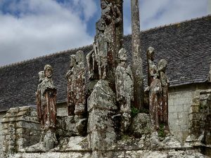 Les Apôtres au bas la Croix