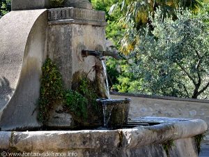 La Fontaine place du Village