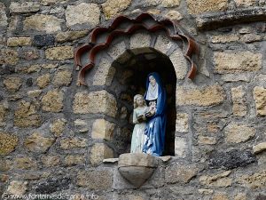 Statue de Ste-Anne et Marie niche du Lavoir