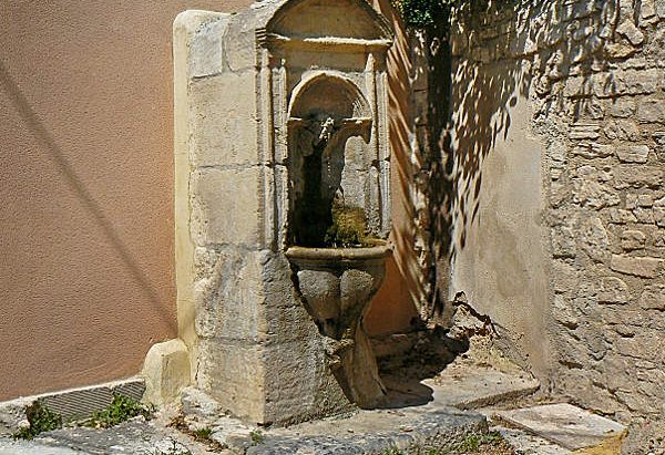 La Fontaine rue des Istres