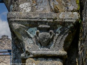 Détail de l'un des chapiteaux